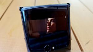 Für das kleine 2,7-Zoll-Display des Razr 5G gibt es sogar eine Youtube-App