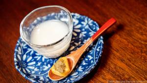 Ein Sake aus fermentiertem Reis schmeckt süß und fruchtig nach Lychees
