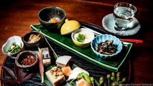 Zur Häppchen-Platte im "Zenkichi" wird ein Glas "Ryusei Bekkaku"-Sake getrunken