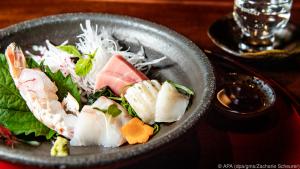 Sashimi aus Kaisergranat. Dazu passt Imanishiki-Sake mit bitteren Grapefruit-Aromen