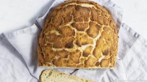 Das niederländische Tigerbrot bekommt sein Aussehen durch eine gerissene Kruste