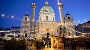 Kunstadventmarkt vor der Karlskirche