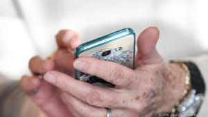 Es gibt Smartphone-Apps, die an die Einnahme der Medikamente erinnern