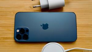 Ein Ladegerät liefert Apple bei iPhone 12 nicht mehr mit