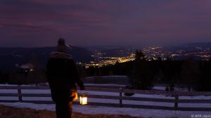 Die Lichter der Zivilisation leuchten im Tal