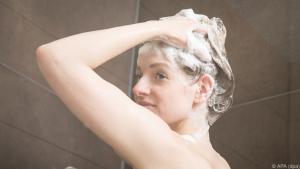 Die Haare sollte man im Winter nicht allzu oft waschen