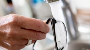 Fließendes Wasser ist das einfachste Mittel, eine Brille zu reinigen