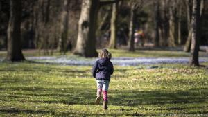 Wer ist schneller am Baum? Solche Spiele motivieren Kinder am besten