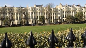 Häuser im Regency-Style hinter der Promenade von Brighton