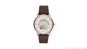 Heritage liegt im Trend. Emporio Armani beweist das mit sichtbarer Mechanik