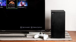 Die Series X fügt sich mit ihrem schlichten Design gut ins Wohnzimmer ein