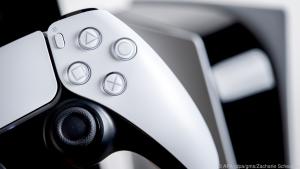 Der DualSense genannte Controller der Playstation 5 fällt schon optisch auf
