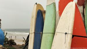 Anfänger können sich bei Surfshops am Devils Rock Surfbretter ausleihen