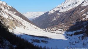 Blick auf das verschneite Zinal im Wallis
