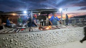 Im Muisbosskerm wird das frische Essen unter freiem Himmel zubereitet