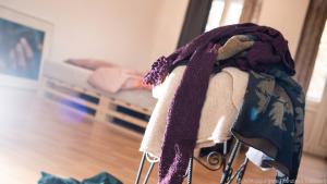 Hohes Nervpotential haben Wäscheberge, die sich im Schlafzimmer ansammeln