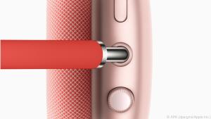 Auf der rechten Hörmuschel der Airpods Max thronen die intuitiven Bedienelemente