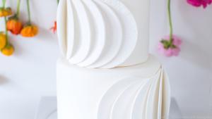 Ganz in Weiß: Ein cleaner Look ist bei Hochzeitstorten besonders angesagt