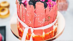 Diese Torte ist in warmen Tönen gehalten und mit essbaren Blüten verziert