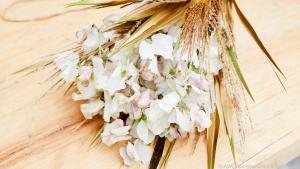 Den Brautstrauß kann man mit Federn oder Trockenblumen aufpeppen