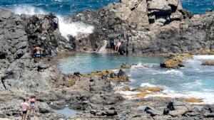 Naturpool Conchi im Nationalpark Arikok: Die Wellen schwappen über die Felsklippen