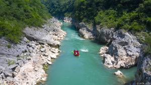 Rafting auf strahlend grünen Flüssen
