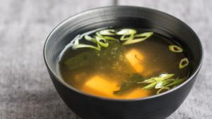 Eine würzige Misosuppe kann bei einem Kater wohltuend sein