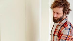 Steht die Wand, wird die Oberfläche verspachtelt und kann beliebig gestaltet werden