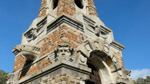 Über Cavo ließ sich die reiche Familie Tonietti ein Mausoleum bauen