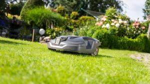 Auch im Garten ist der Roboter längst angekommen