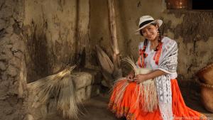Geschickte Frauen und Männer flechten in Ecuador kleine Hut-Kunstwerke