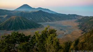 Die Sonne geht auf über dem Nationalpark Bromo-Tengger-Semeru