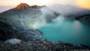 Imposantes Farbenspiel: der Kratersee des Ijen im Morgengrauen