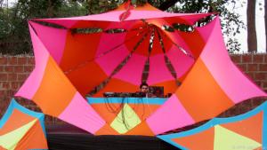 Auf dem Vagator Markt schützten bunte Tücher den DJ vor der Sonne