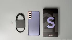 In der Verpackung befinden sich Smartphone, Kabel und SIM-Karten-Werkzeug