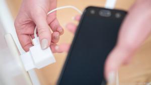 Ist das Handy aufgeladen, Kabel ziehen - auch so spart man Strom
