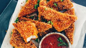 Cornflakes verleihen Tofu-Ecken eine Knusper-Panier