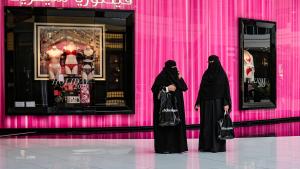 Zwei voll verschleierte Frauen in einem Einkaufszentrum in Riad