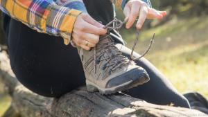 Wanderschuhe schützen die Füße und geben Halt auf unebenen Wegen