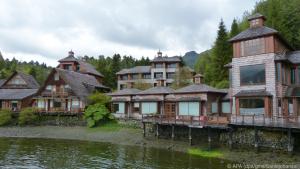 Das Thermenhotel "Puyuhuapi Lodge" liegt direkt am Wasser