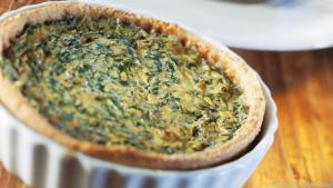 Mit einer Bärlauch-Quiche holt man sich den Frühling auf den Tisch