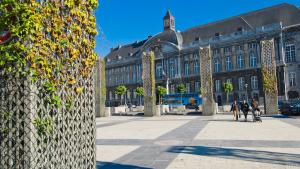 Eiserne Säulen markieren den früheren Standort des Doms