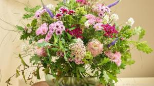 Locker gebundene Blumensträuße liegen im Trend