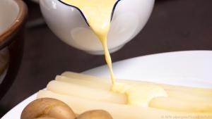 Für 1,25 Liter Sauce Hollandaise kommen acht Eidotter zum Einsatz