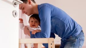 Kleine Kinder schlafenzulegen, verlangt oft Engelsgeduld und Nerven aus Stahl