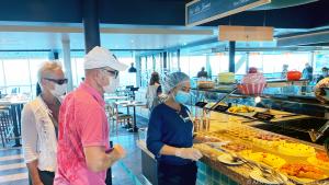 Keine Selbstbedienung an den Buffets - eine Service-Mitarbeiterin füllt die Teller