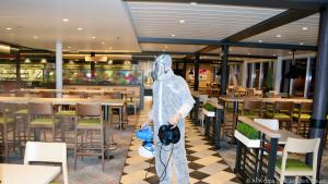 Wenn die Gäste die Restaurants verlassen haben, rücken Desinfektiontrupps aus