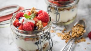 Naturjoghurt mit frischem Obst ist gesünder als Fruchtjoghurts