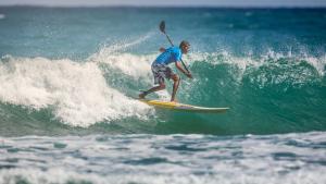 Sieht aus wie Surfen, ist aber Standup-Paddling: Luciano Gonzales in den Wellen