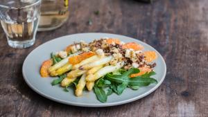 Ein ungewöhnliches Geschmackserlebnis verspricht der Spargelsalat mit Blutorange